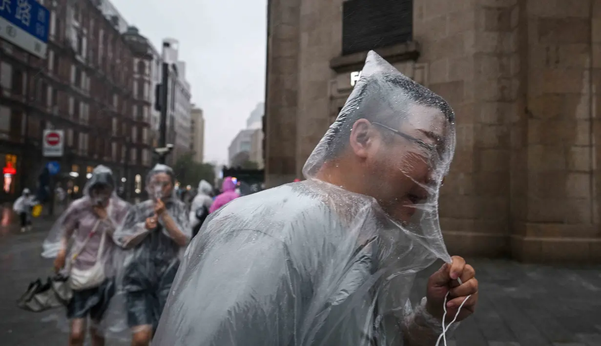 Badan Meteorologi Pusat Shanghai pada Rabu (30/7/2025) sore waktu setempat telah meningkatkan status peringatan hujan deras dari kuning menjadi oranye. (Hector RETAMAL/AFP)