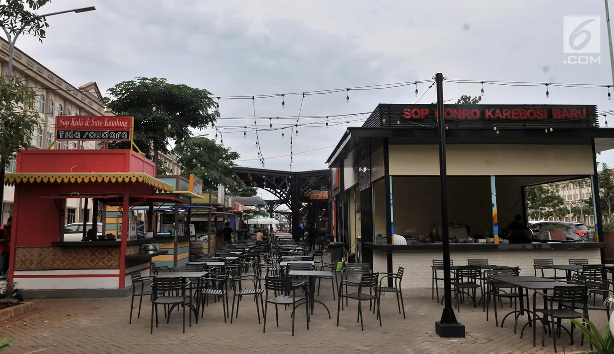 Deretan gerai makanan di pusat kuliner (Food Street) kawasan Pantai Maju atau Pulau D, Jakarta, Rabu (23/1). Pulau reklamasi Teluk Jakarta kembali menjadi sorotan seiring beroperasinya pusat kuliner Food Street Pantai Maju. (Merdeka.com/Iqbal S. Nugroho)