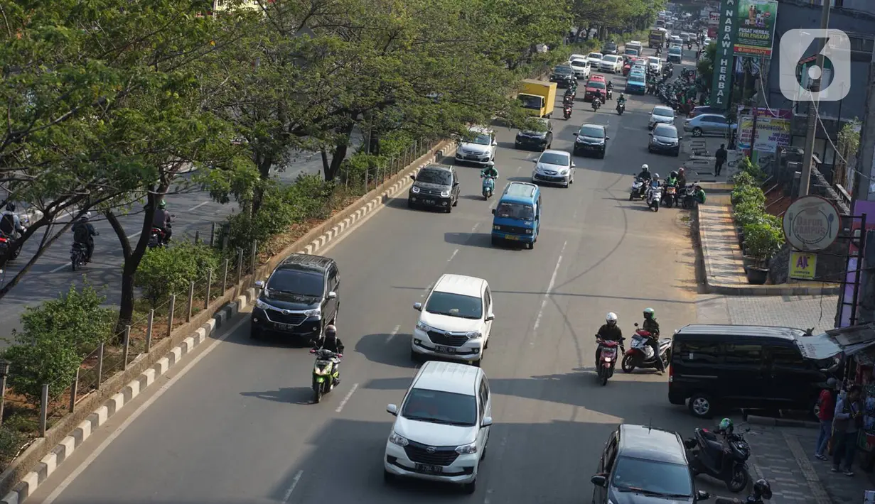 Kendaraan melintasi Jalan Margonda Raya, Depok, Jawa Barat, Selasa (20/11/2019).Saat ini Badan Pengelola Transportasi Jabodetabek (BPTJ) tengah merancang kerangka regulasi untuk pelaksanaan sistem electronic road pricing (ERP) di Jalan Margonda Raya. (Liputan6.com/Immanuel Antonius)