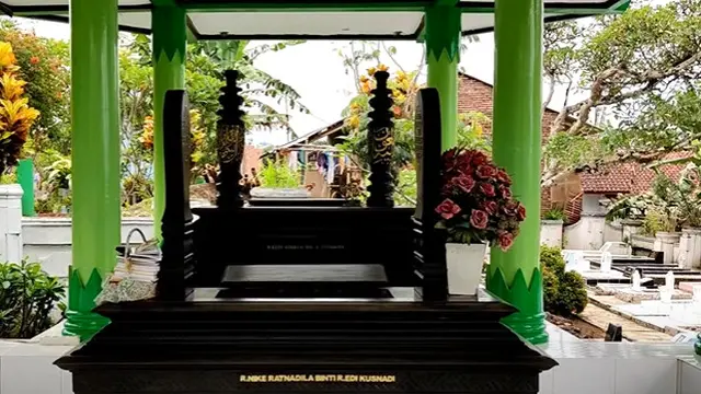 7 Potret Makam Nike Ardilla Usai 26 Tahun Berlalu, Gedung untuk Fans Terbengkalai