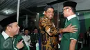 Sekjen Golkar Idrus Marham (batik) menghadiri peringatan hari lahir ke-18 Partai Kebangkitan Bangsa di DPP PKB Jakarta, Sabtu (23/7). Dalam peringatan itu PKB kembali mengenang kelahiran partai tersebut di kawasan Ciganjur. (Liputan6.com/Helmi Afandi)