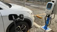 Pengisian daya mobil listrik di SPKLU. (Liputan6.com/Raden Trimutia Hatta)
