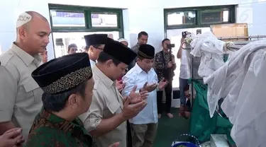 Capres no urut 2 Prabowo Subianto berziarah ke makam sesepuh NU almarhum KH Achmad Sidiq. Ziarah ini digelar Prabowo di saat pelaksanaan safari politiknya di Pulau Jawa