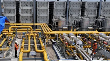 Teknisi mengawasi pengoperasian instalasi produksi tekanan gas di Compressed Natural Gas (CNG), Bekasi, Selasa (8/9/2015). CNG Plantt berkontribusi 5-10 % terhadap total daya listrik 2045 MW menjadi 20-30 % pada tahun 2016. (Liputan6.com/Johan Tallo)