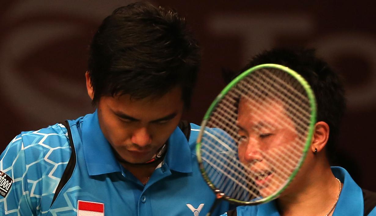 Komunikasi antara Tontowi dan Liliyana untuk selalu menjaga fokus pada pertandingan. (Bola.com/Arief Bagus)