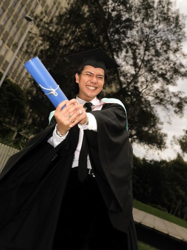 Iqbaal Ramadhan saat Wisuda Kenakan Toga dan Jubah Hitam