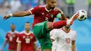 Pemain Maroko Younes Belhanda berusaha mengontrol bola saat bertanding melawan Iran pada grup B Piala Dunia 2018 di St Petersburg Stadium, Rusia, (15/6). Iran menang tipis 1-0 berkat gol bunuh diri Aziz Bouhaddouz. (AP Photo/Darko Vojinovic)