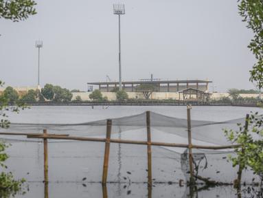 Stadion Kamal Muara tentu tak asing bagi penggemar sepak bola era 2000-an. Tempat ini pernah menjadi markas klub kebanggan masyarakat Jakarta Utara, yaitu Persitara. (Bola.com/Bagaskara Lazuardi)