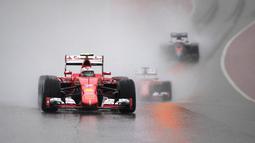 Pebalap Ferrari, Kimi Raikkonen, beraksi dalam guyuran hujan saat latihan bebas F1 GP AS di Circuit of The Americas di Austin, AS, Sabtu (24/10/2015). (Reuters/Adrees Latif)