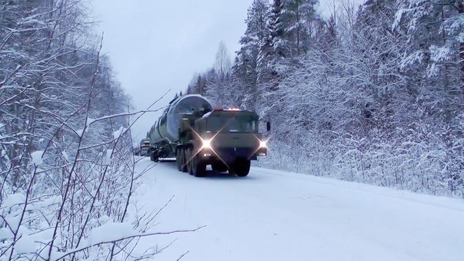 Sebuah truk membawa rudal balistik antarbenua Sarmat Rusia terbaru melintasi hutan di lokasi yang tidak diketahui di Rusia. Presiden Vladimir Putin mengklaim bahwa persenjataan mereka tidak dapat dicegat oleh musuh. (RU-RTR Russian Television via AP)