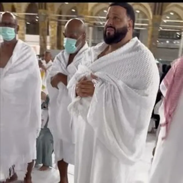 6 Potret Haru DJ Khaled dan Mike Tyson Jalani Umrah, Menangis di Depan Kabah