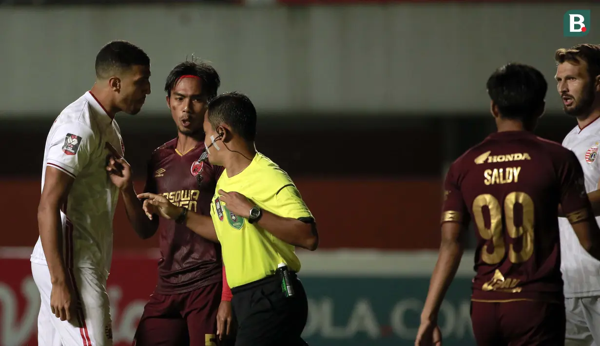 Saling dorong antar keduanya tak terelakan, sehingga wasit yang memimpin pertandingan tersebut harus mengambil keputusan tegas. (Foto: Bola.com/Ikhwan Yanuar)