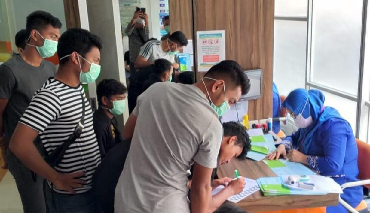 Para pemain mengisi formulir sebelum menjalani pemeriksaan kesehatan di RS Sari Mulia Banjarmasin. (Dokumentasi Barito Putra/Gatot Susetyo)