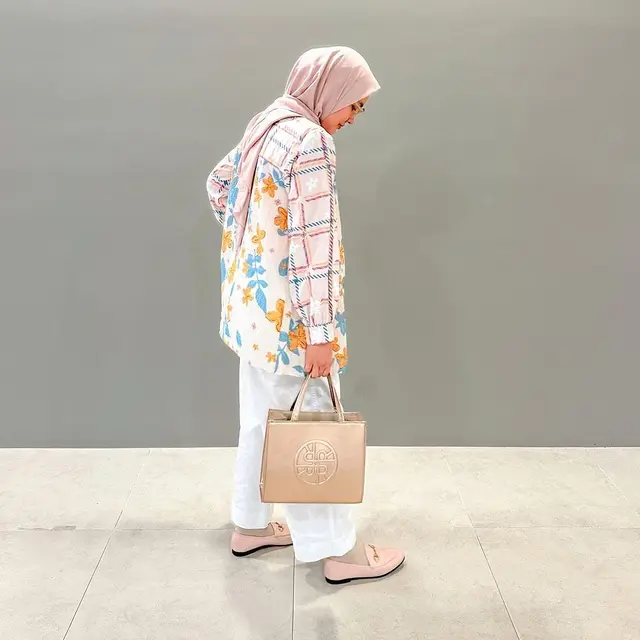 6 Gaya Berhijab Ria Miranda yang Anggun Bisa Jadi Inspirasi Busana untuk Pengajian Ramadan