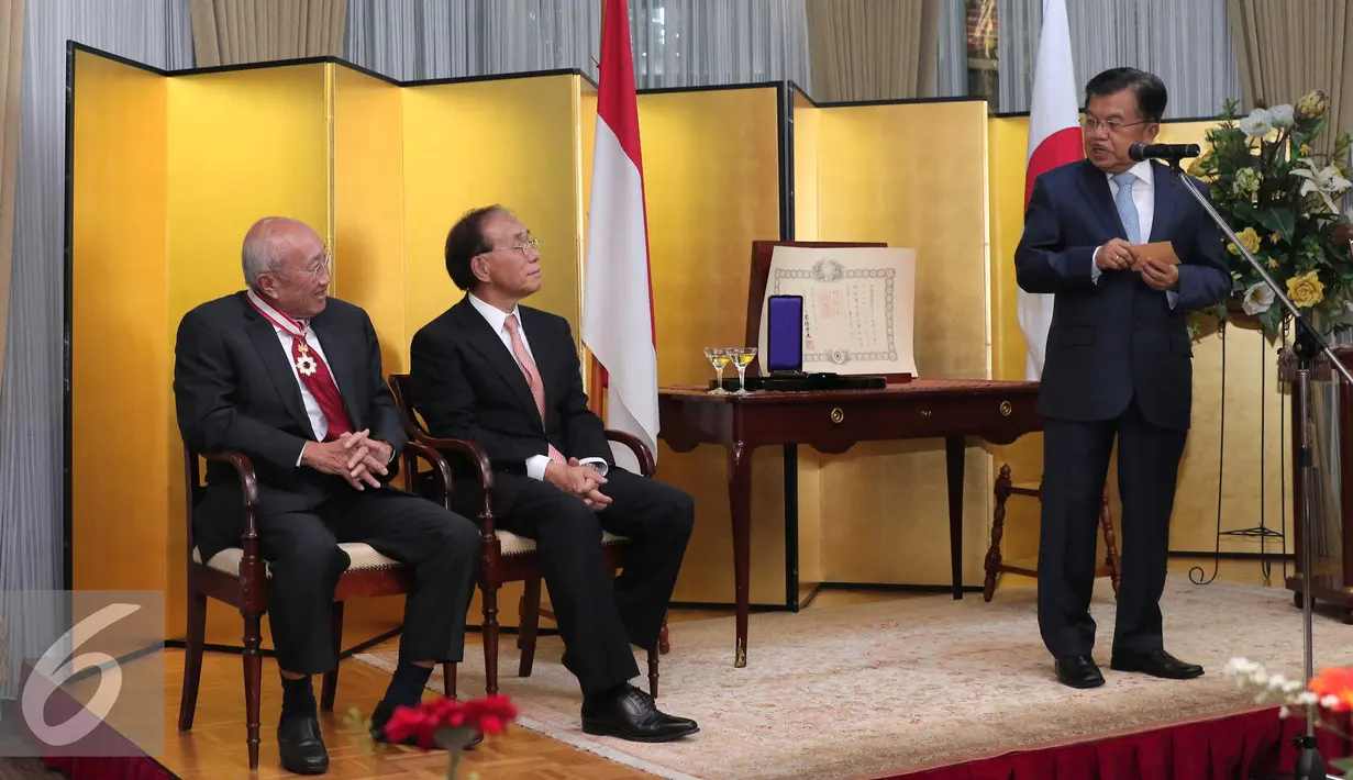 Wapres Jusuf Kalla memberikan pidato saat menghadiri penerimaan penghargaan 'The Order of Rising Sun, Gold and Silver Star' untuk pengusaha Sofjan Wanandi di Kedubes Jepang, Jakarta, Selasa (1/12). (Liputan6.com/Angga Yuniar)