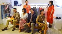 Fashion Stylist, Alva Susilo (belakang kiri), berikan tips mix and match di acara penghargaan pada brand lokal di momen Shopee 11.11 Big Sale, 8 November 2018. (Liputan6.com/Asnida Riani)