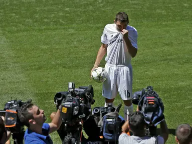  Pemain yang berposisi sebagai Gelandang, Mateo Kovacic mencium kostum saat sesi pemotretan di Stadion Santiago Bernabeu, Madrid ,Spanyol, (19/8/2015). Pemain ini dibeli dari Inter Milan dengan mahar sebesar 35 juta Poundsterling. (REUTERS/Juan Medina)
