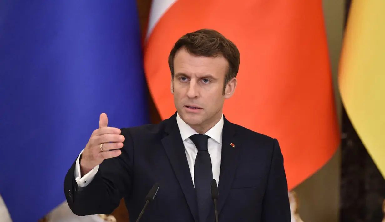 Presiden Prancis Emmanuel Macron memberi isyarat saat konferensi pers bersama Presiden Ukraina setelah pertemuan mereka di Kyiv, Ukraina, 8 Februari 2022. Volodymyr Zelensky berharap segera mengadakan pertemuan puncak dengan pemimpin Rusia, Prancis, dan Jerman. (Sergei SUPINSKY/AFP)