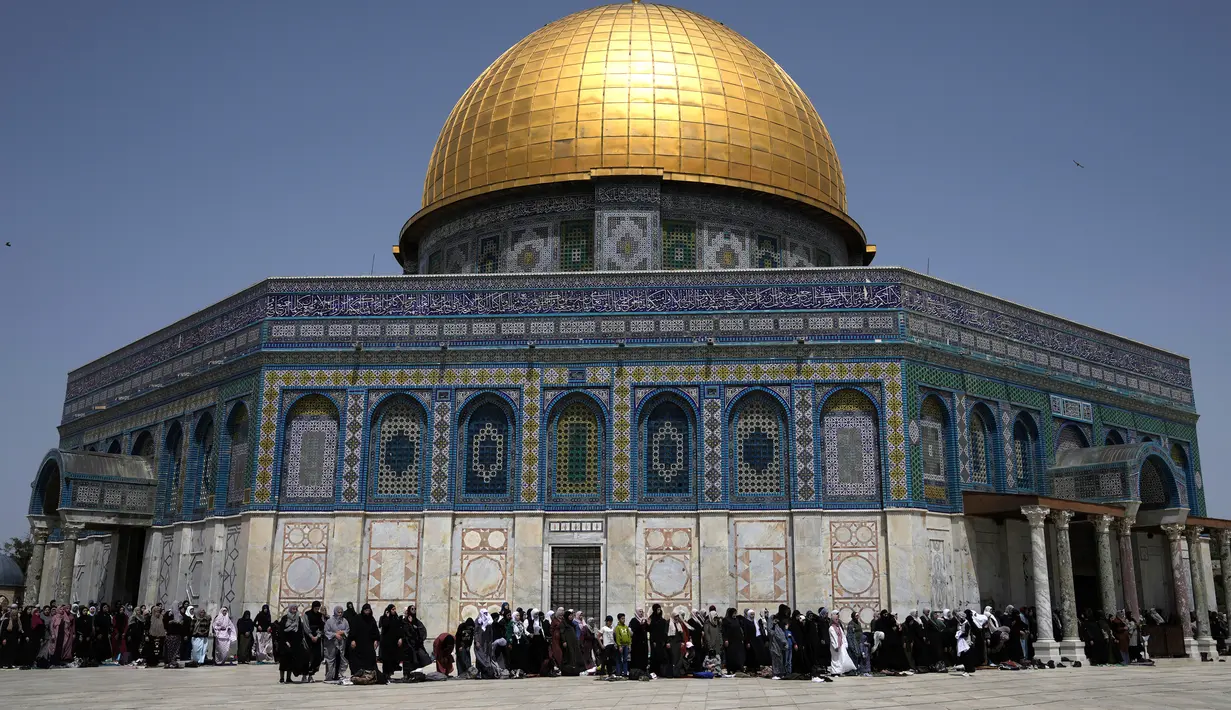 Sholat Jumat berlangsung di tengah langkah-langkah keamanan Israel yang ketat. (AP Photo/Mahmoud Illean)