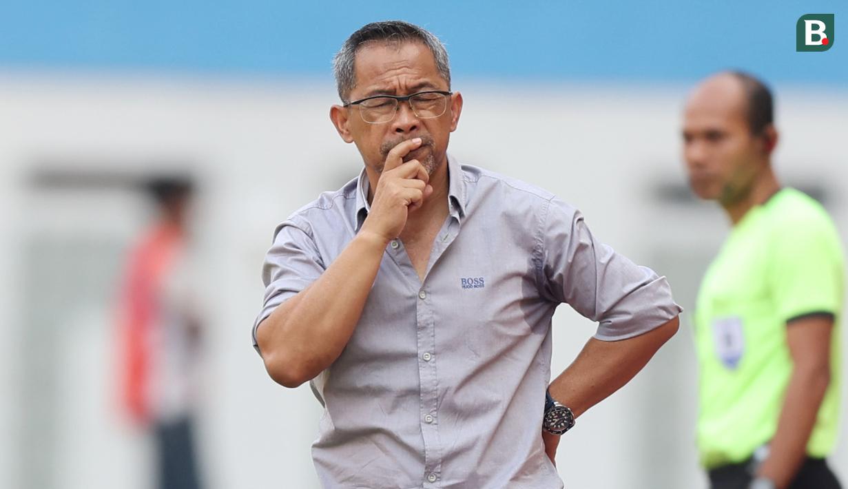 <p>Pelatih Persikabo 1973, Aji Santoso, saat melawan Madura United dalam laga pekan kesembilan BRI Liga 1 2023/2024 di Stadion Wibawa Mukti, Cikarang, Sabtu (19/8/2023). (Bola.com/Abdul Aziz)</p>