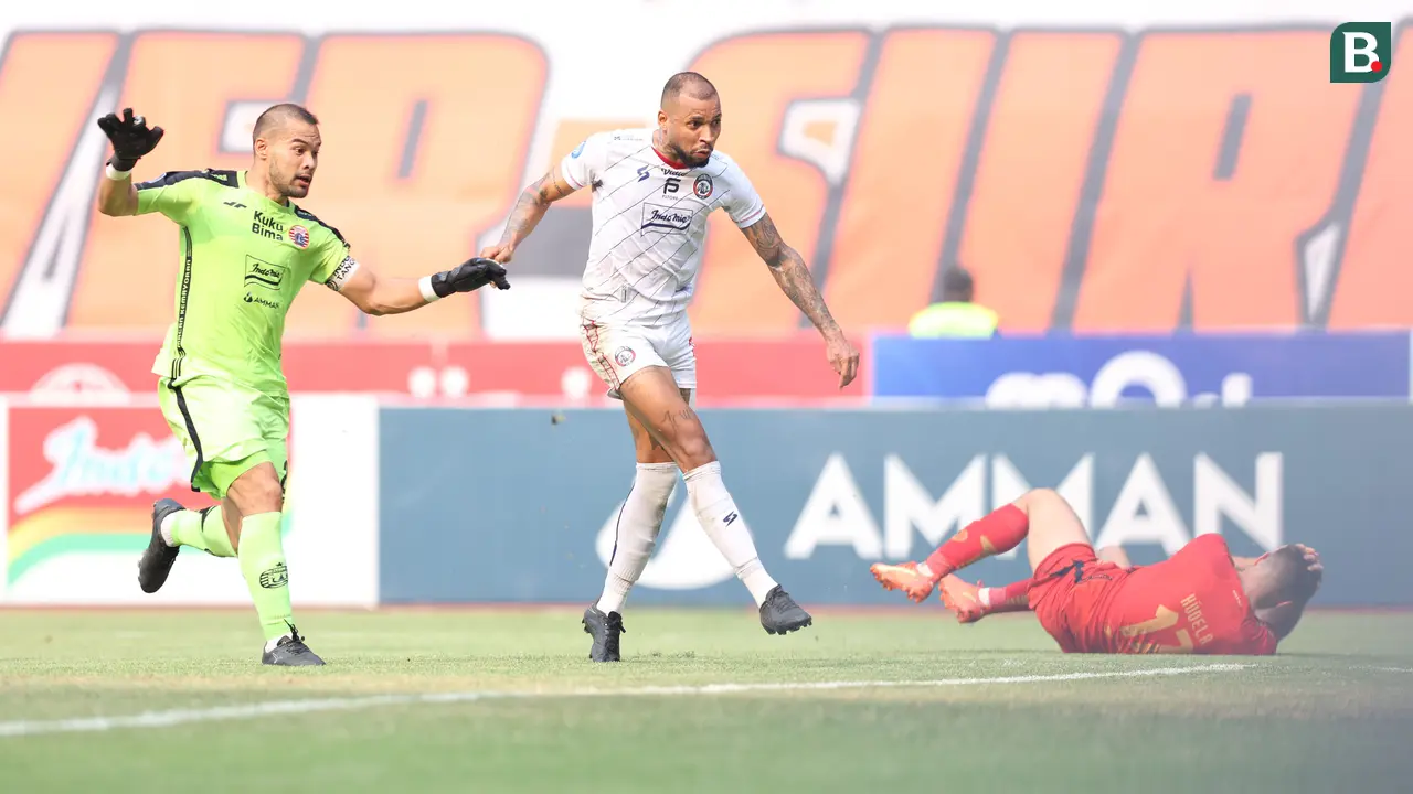 Foto: Gocekan Maut Gustavo Almeida yang Berujung Gol ke Gawang Persija, Plus Kasi Benjol di Kepala Kudela