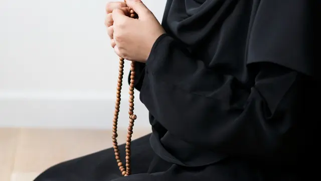 Seorang Wanita Sedang Berdzikir