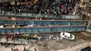 Sebuah jalan layang yang tengah dalam proses pembangunan di Kolkata, India, tiba-tiba ambruk dan menimpa lalu lintas jalan di bawahnya, Kamis (31/3). Setidaknya 10 orang tewas dan sekitar 150 orang lainnya tertimpa reruntuhan. (REUTERS/Rupak De Chowdhuri)