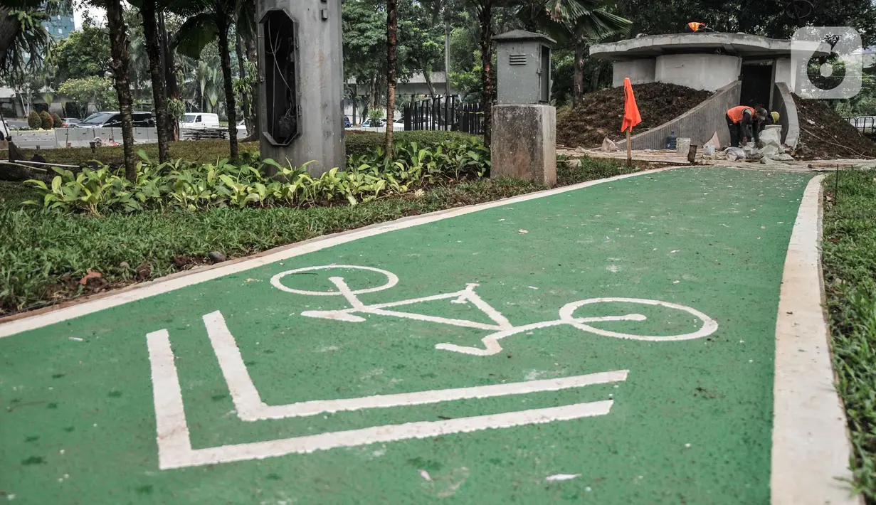 Aktivitas pekerja saat menyelesaikan pembangunan proyek jalur sepeda di Terowongan Semanggi, Jakarta, Kamis (6/10/2022). Proyek jalur sepeda tersebut nantinya akan menjadi fasilitas bagi pengguna sepeda dari arah Sudirman dan sebaliknya melewati Terowongan Semanggi yang termasuk bagian dari revitalisasi taman dan ditargetkan rampung pada bulan ini. (merdeka.com/Iqbal S. Nugroho)