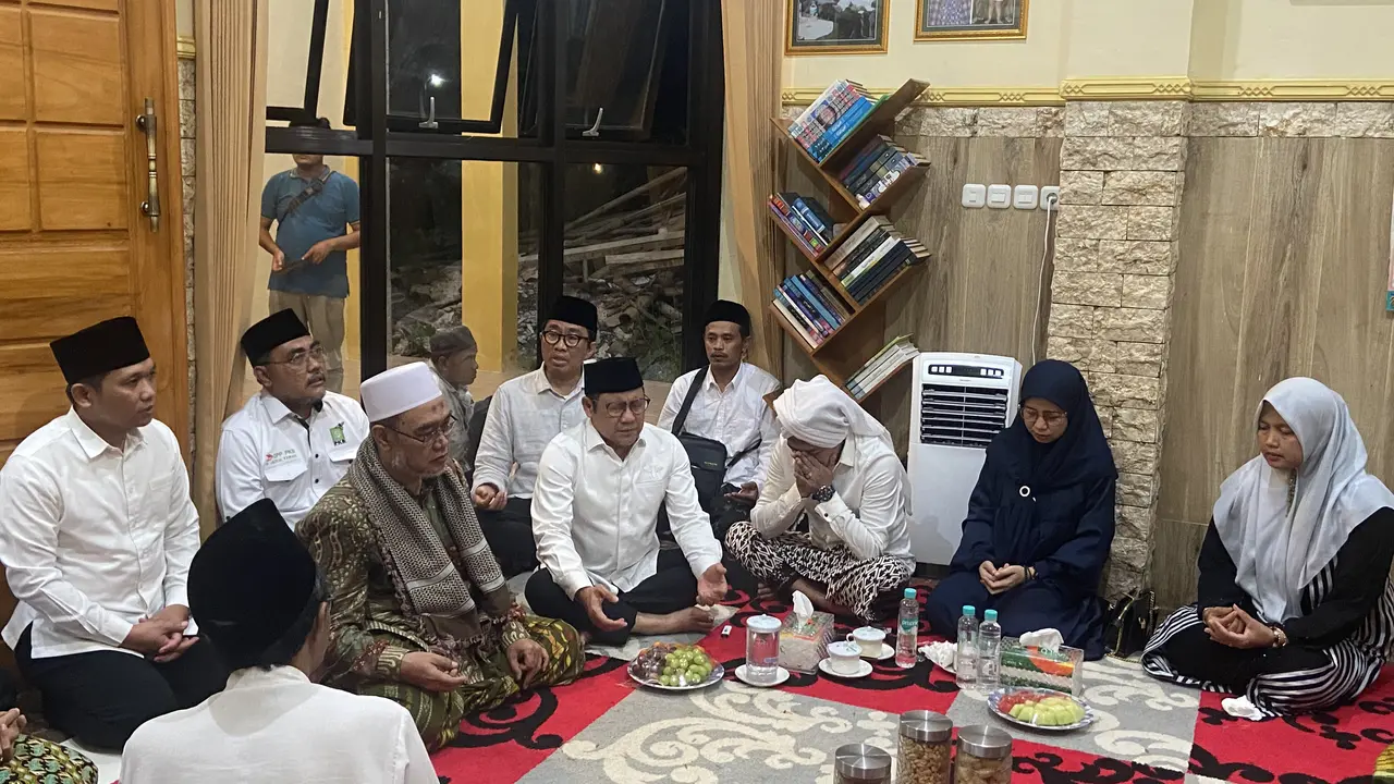 Calon wakil presiden nomor urut 1, Muhaimin Iskandar alias Gus Imin, menyambangi Pondok Pesantren Nurul Iman Banat di Blitar, Jawa Timur, Jumat (12/1/2024). (Liputan6.com/Muhammad Radityo Priyasmoro)