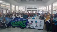 Ratusan warga korban banjir bandang Garut 2016 lalu, saat mengikuti acara bakti sosial yang diselenggaran DPP HA IPB di Pendopo Garut (Liputan6.com/Jayadi Supriadin)