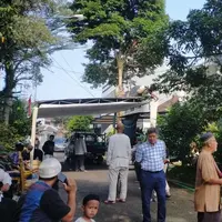 Artis senior Nani Widjaya meninggal dunia dalam usia 78 tahun. Aktris senior itu menghembuskan napas terakhirnya pada 16 Maret 2023 pukul 3.28 WIB setelah menjalani perawatan insentif di RS Fatmawati Jakarta Selatan. Berikut beberapa potret suasana rumah duka. Depan rumah tampak berdiri tenda di rumah duka.  [Foto; Kapanlagi.com/Budy Santoso]