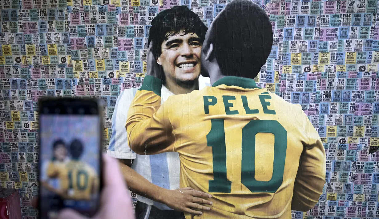 Setelah itu hubungan mereka pun sempat naik turun. Kini Pele telah menyusul Mardona ke Surga dan harapannya pada dua tahun lalu pun terwujud untuk dapat bermain bola bareng Maradona di surga. Selamat jalan, Pele! (AFP/Juan Mabromata)