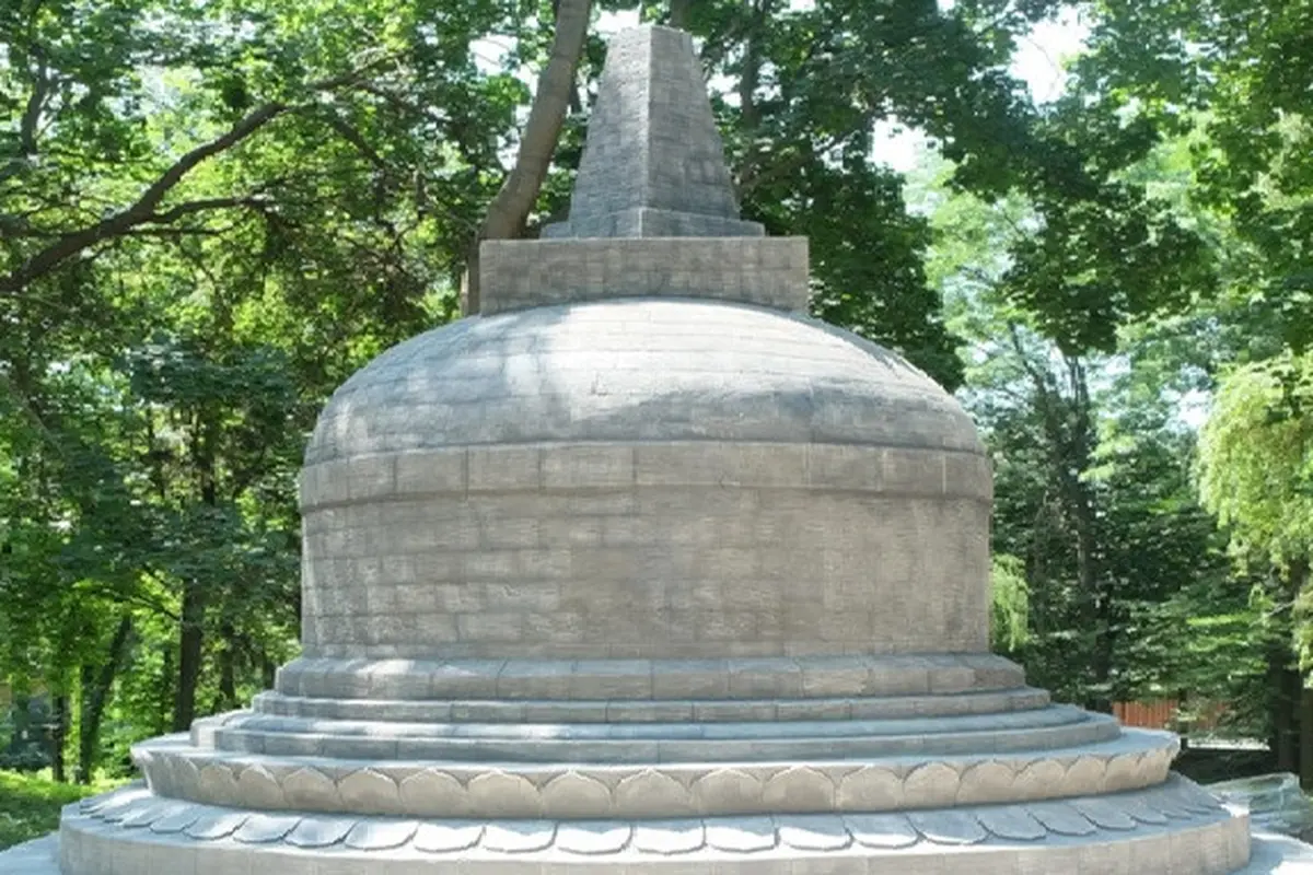 Replika Stupa Borobudur Berdiri Megah di Kebun Raya Terbesar Ibu Kota Ukraina