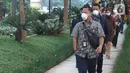 Sejumlah karyawan menggunakan masker saat keluar dari gedung kantor Bank BRI, Jakarta, Kamis (23/1/2020). Menkes Terawan menegaskan tidak ada virus corona seperti info yang beredar sebelumnya. (Liputan6.com/Herman Zakharia)