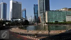 Suasana arus lalu lintas di kawasan Bundaran Hotel Indonesia, Jakarta, Jumat (17/7/2015). Lengangnya arus lalu lintas di Jakarta disebabkan libur bersama perayaan Idul Fitri 1436 H. (Liputan6.com/Johan Tallo)
