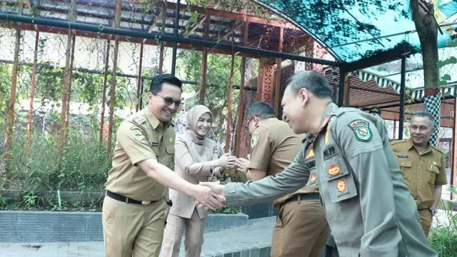 Potret Sahrul Gunawan dan Dine Mutiara sedang bersalaman (Sumber: Instagram/dine.pearl dan Instagram/sahrulgunawanofficial)