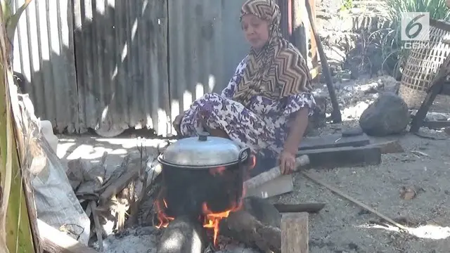Ibu rumah tangga  kota Pare Pare, Sulawesi Selatan, terpaksa memasak menggunakan kayu bakar, karena, kesulitan mendapatkan tabung gas ukuran tiga kilogram, Rabu (1/8).
