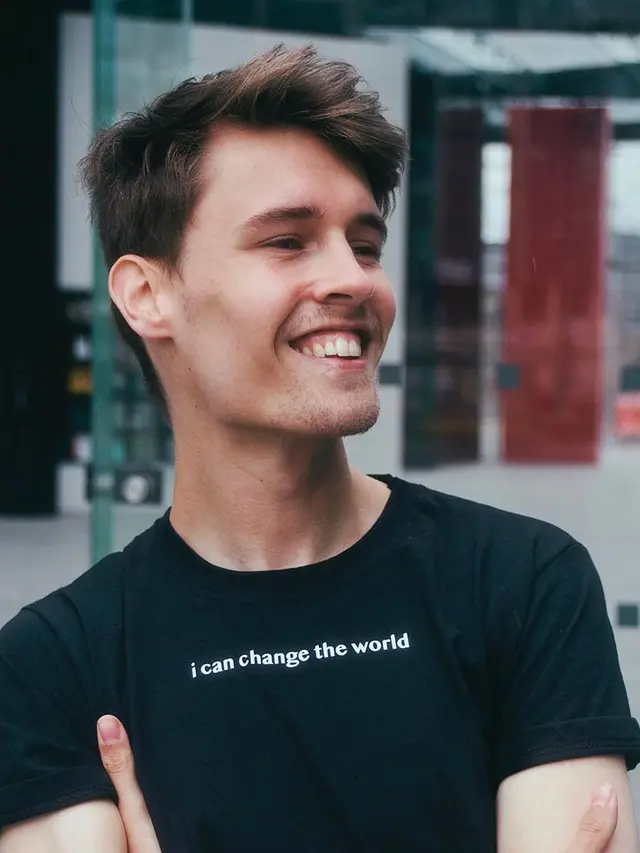Sering Tur ke Negara Muslim, Ini 7 Potret YouTuber Asal Inggris yang Jadi Mualaf