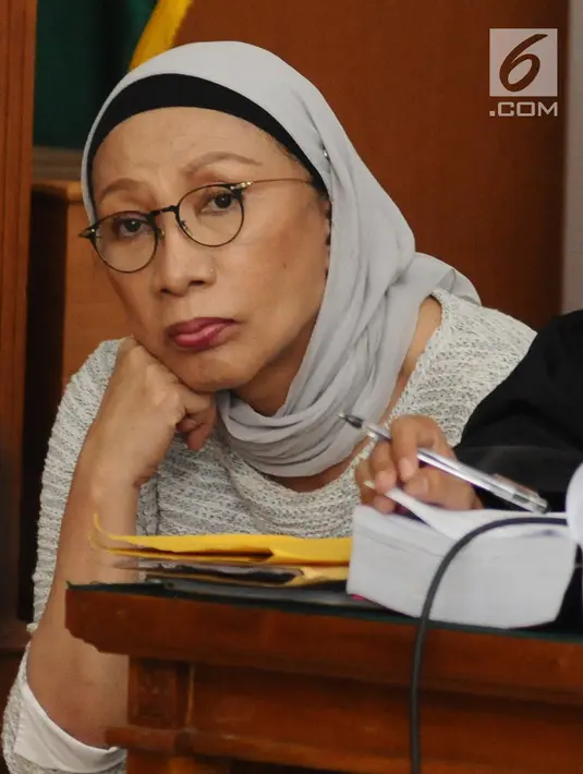 Terdakwa kasus dugaan penyebaran berita bohong atau hoaks Ratna Sarumpaet mendengarkan keterangan saksi dalam sidang lanjutan di PN Jakarta Selatan, Kamis (25/4). Sidang tersebut dengan agenda pemeriksaan saksi ahli yang dihadirkan oleh Jaksa Penuntut Umum (JPU). (Liputan6.com/Herman Zakharia)