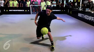 Salah satu aksi free style di Turnamen '2 vs 2, control vs destroy', Jakarta, Sabtu (8/8/2015). Turnamen ini diikuti 32 peserta dan diadakan di tiga kota besar di Asia Tenggara yaitu, Bangkok, Kuala Lumpur, dan Jakarta. (Liputan6.com/Johan Tallo)