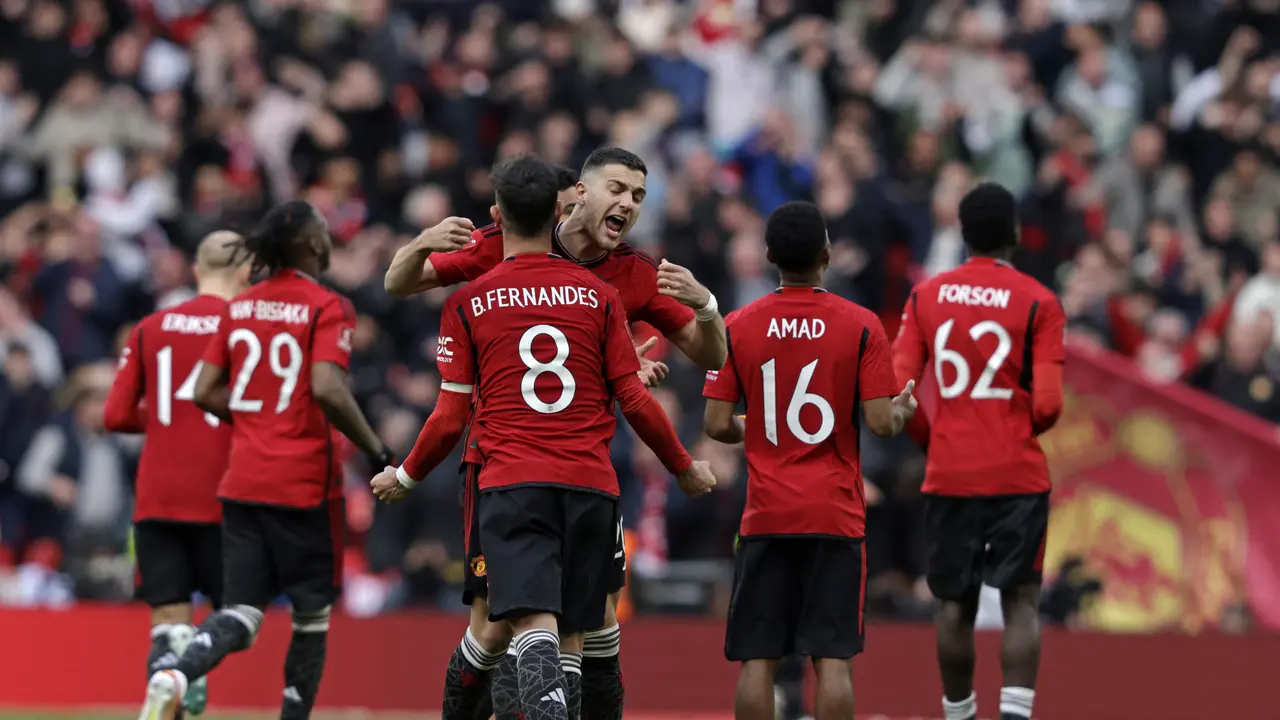 Selebrasi pemain Manchester United usai mendepak Coventry City di semifinal Piala FA