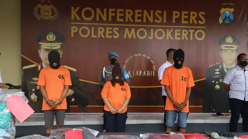 Tiga pembunuh karyawan toko di Mojokerto dipamerkan di Mapolres Mojokerto. (Dian Kurniawan/Liputan6.com)