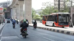 Bus Transjakarta melintasi Jalan RS Fatmawati Raya, Jakarta, Selasa (10/9/2019). Penerapan perluasan aturan ganjil genap di sejumlah ruas jalan Ibu Kota berimbas pada lenggangnya arus lalu lintas di kawasan tersebut. (Liputan6.com/Immanuel Antonius)