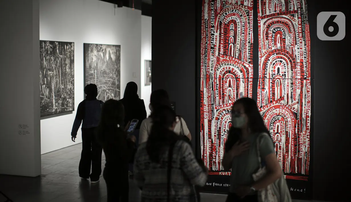Sejumlah karya seni ditampilkan dalam Pameran Distrik Seni Sesi 2 bertajuk "Berkelanjutan!" di Gedung Sarinah, Jakarta, Minggu (11/9/2022). Pameran yang menampilkan karya seni dari 30 seniman itu berlangsung hingga 24 November 2022. (Liputan6.com/Faizal Fanani)