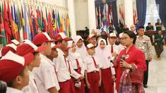 Menteri Luar Negri Retno Marsudi saat menjadi pemandu bagi murid Sekolah Dasar untuk melihat isi gedung Pancasila di Jakarta, Kamis (1/6). Gedung ini dibangun pada zaman pemerintah Hindia-Belanda. (Liputan6.com/Angga Yuniar)