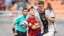 Ekspresi pemain Timnas Spanyol U-17, Pau Prim (tengah), saat berebut bola dengan pemain Jerman U-17, Finn Jeltsch, dalam pertandingan perempat final Piala Dunia U-17 2023 yang berlangsung di Jakarta International Stadium (JIS), Jumat (24/11/2023). (Bola.com/Bagaskara Lazuardi)