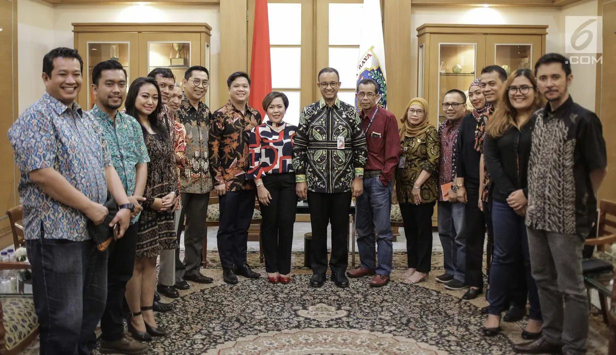 Jajaran manajemen Emtek Group  berfoto bersama dengan Gubernur DKI Jakarta Anies Baswedan saat berkunjung ke Balaikota, Jakarta, Kamis (29/3). (Liputan6.com/Faizal Fanani)