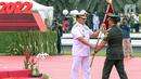 Mantan Panglima TNI Jenderal TNI Andika Perkasa (kanan) menyerahkan panji TNI kepada Panglima TNI Laksamana TNI Yudo Margono (kiri) pada acara serah terima jabatan Panglima di Mabes TNI, Cilangkap, Jakarta, Selasa (20/12/2022). Yudo Margono dilantik sebagai Panglima TNI oleh Presiden Joko Widodo pada 19 Desember 2022 berdasarkan Keputusan Presiden Republik Indonesia Nomor 91/TNI/2022 tentang Pemberhentian dan Pengangkatan Panglima Tentara Nasional Indonesia. (Liputan6.com/Faizal Fanani)