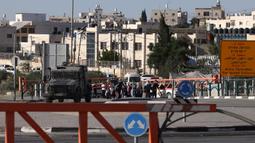 Militer Israel terus membatasi pergerakan warga Palestina di Tepi Barat yang diduduki. (HAZEM BADER/AFP)