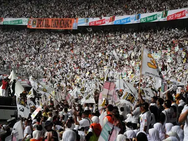 [FOTO] Ratusan Ribu Kader PKS Putihkan Gelora Bung Karno